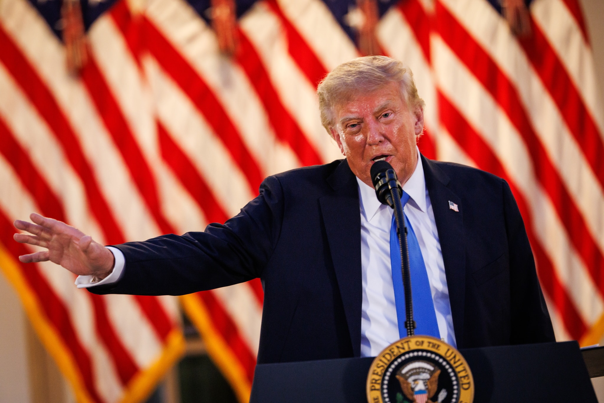 Trump amenaza con cortar lazos comerciales con decenas de países si la Fed no baja tipos