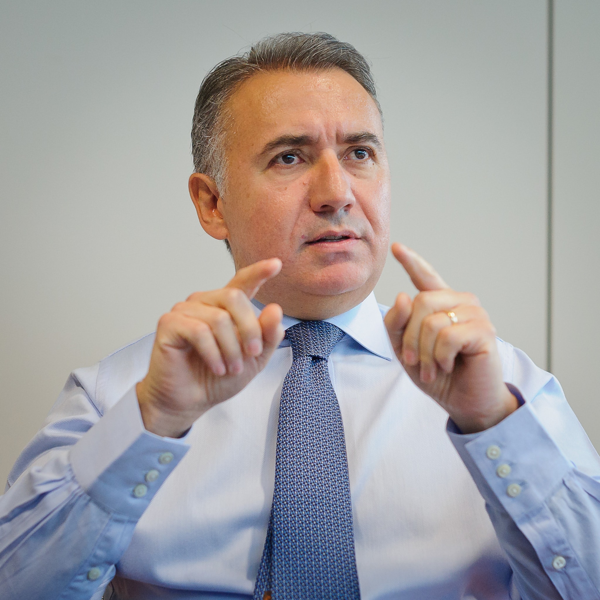 Linares vende acciones de Santander por más de 7,5 millones de euros