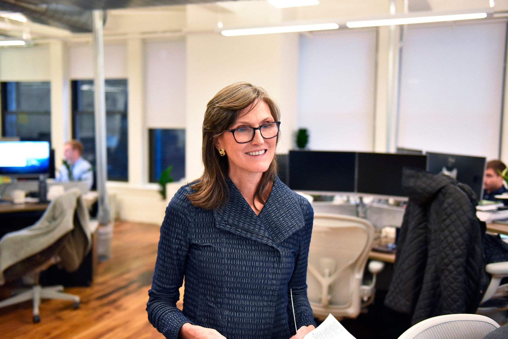 Cathie Wood aconseja a los inversores más Bolsa y bitcoin y menos bonos