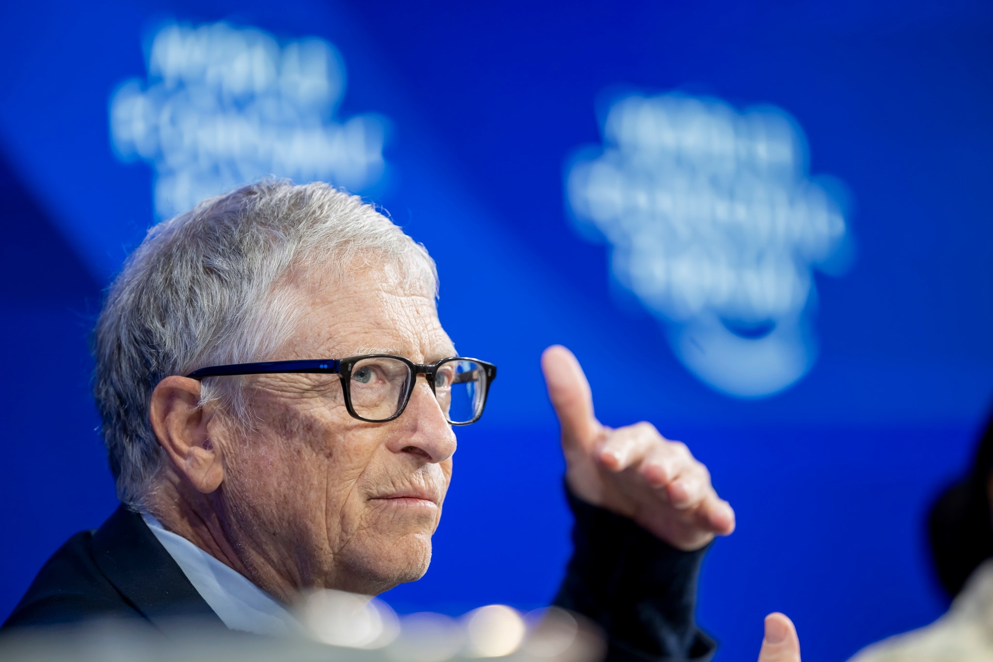 Bill Gates advierte que la IA sin control podría causar "1.000 millones de muertes"
