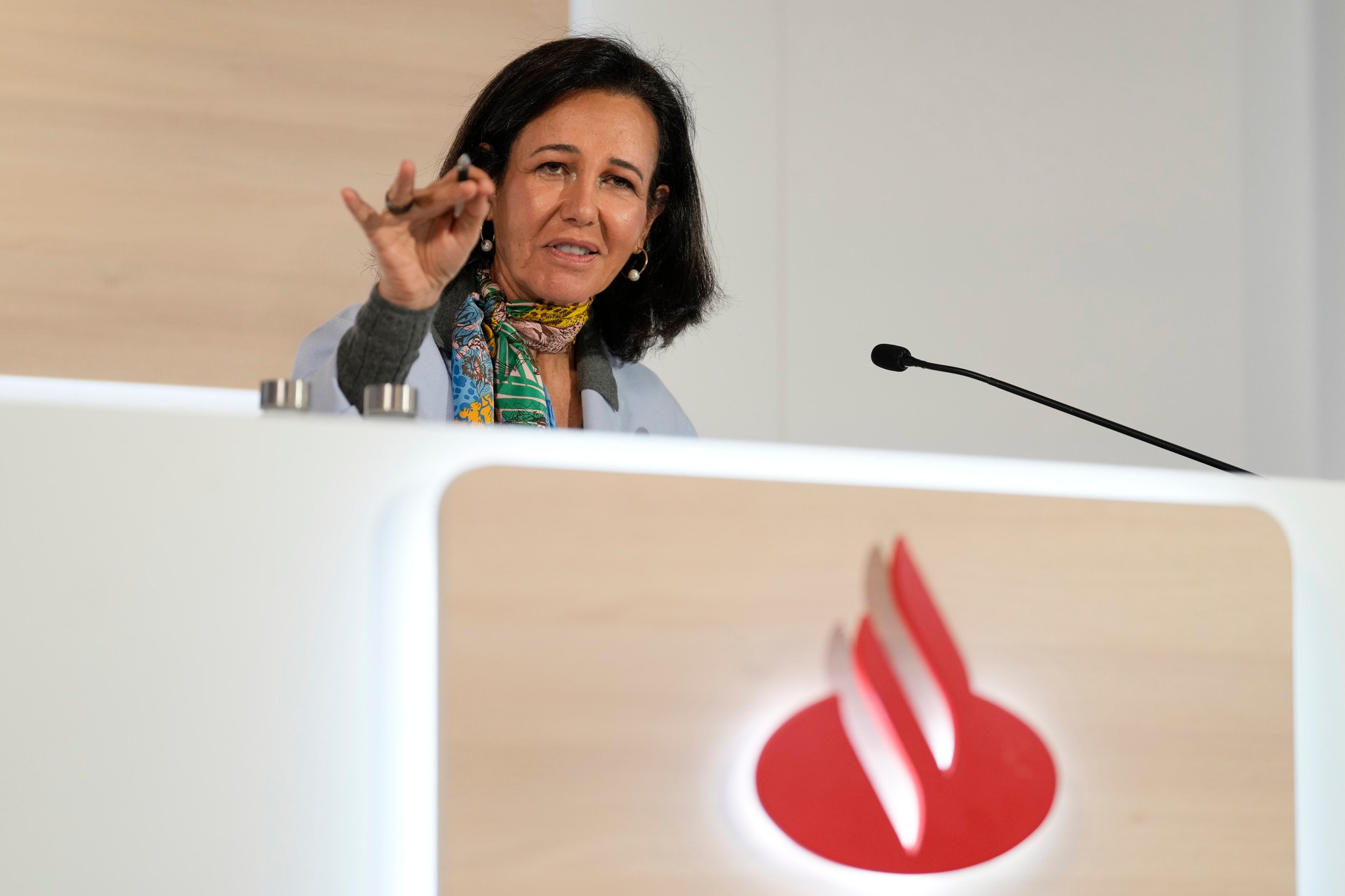 Santander gana 12.405 millones, un 20% más, por la plusvalía de Polonia
