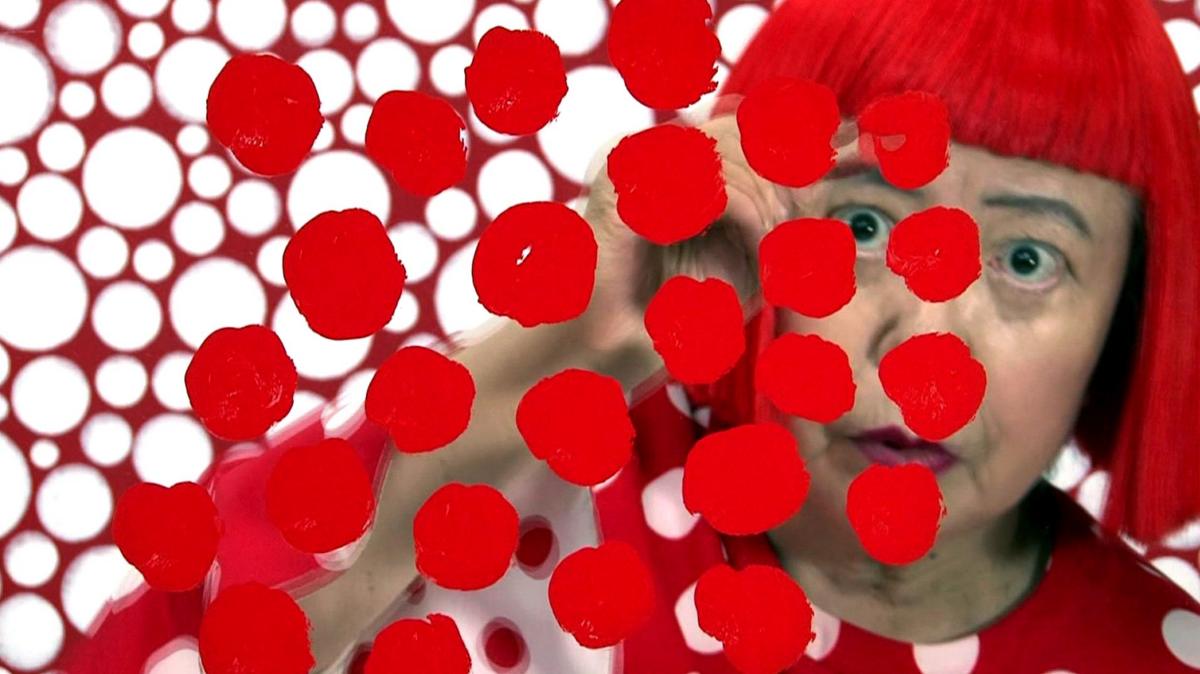 Las imágenes del hipnótico universo de puntos y espejos que creó la artista japonesa Yayoi Kusama