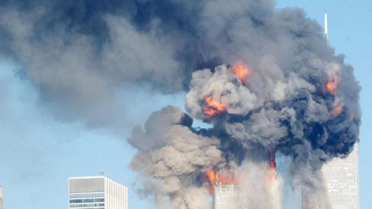 La historia detrás de la icónica imagen del hombre cayendo de una de las Torres Gemelas el 11-S