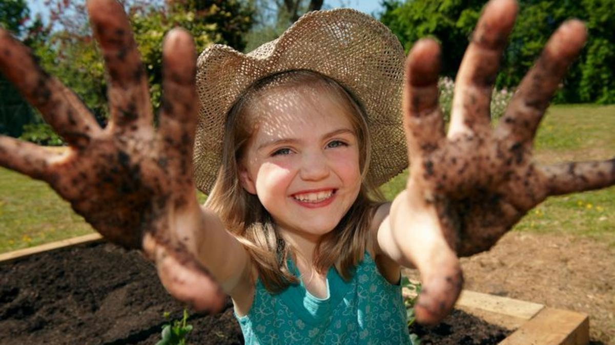 Por qué mancharte las manos con tierra tiene beneficios para tu salud