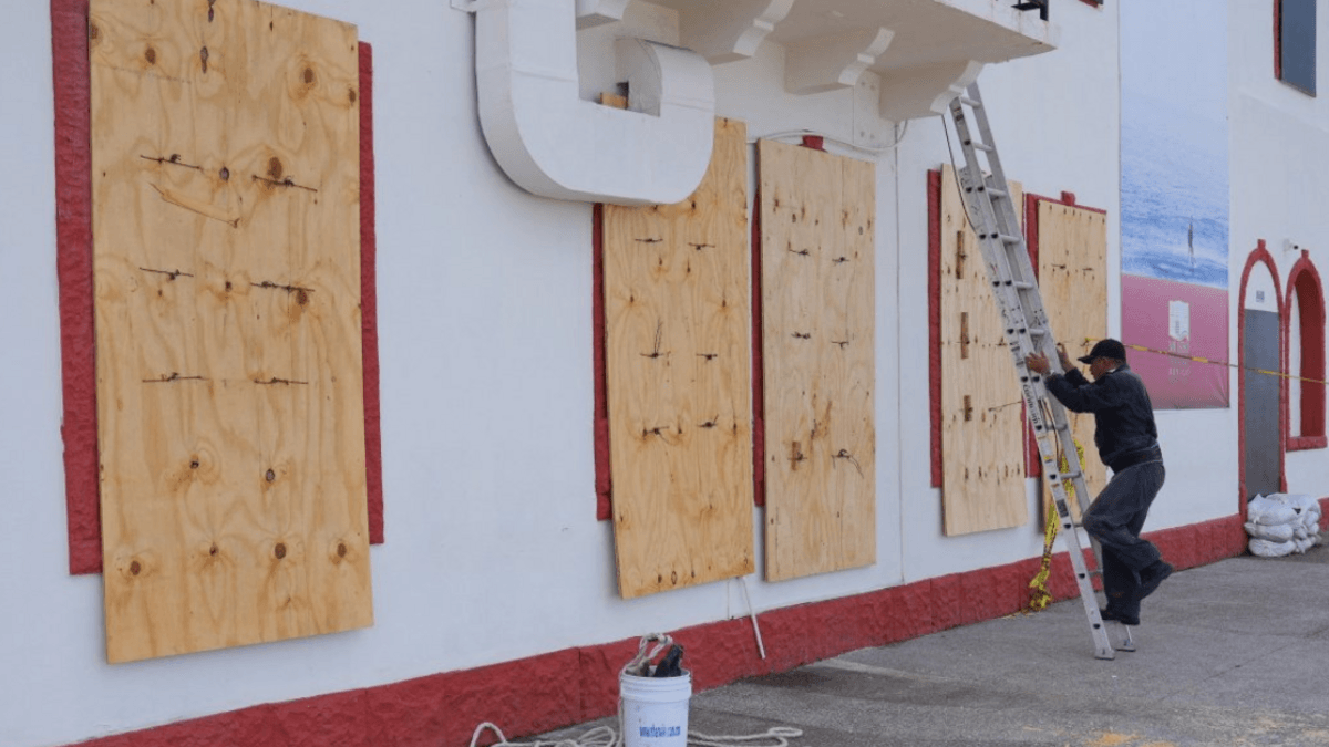 Simon se fortalece en el Pacífico y se prevé que toque tierra en las costas de México como potente huracán durante el fin de semana