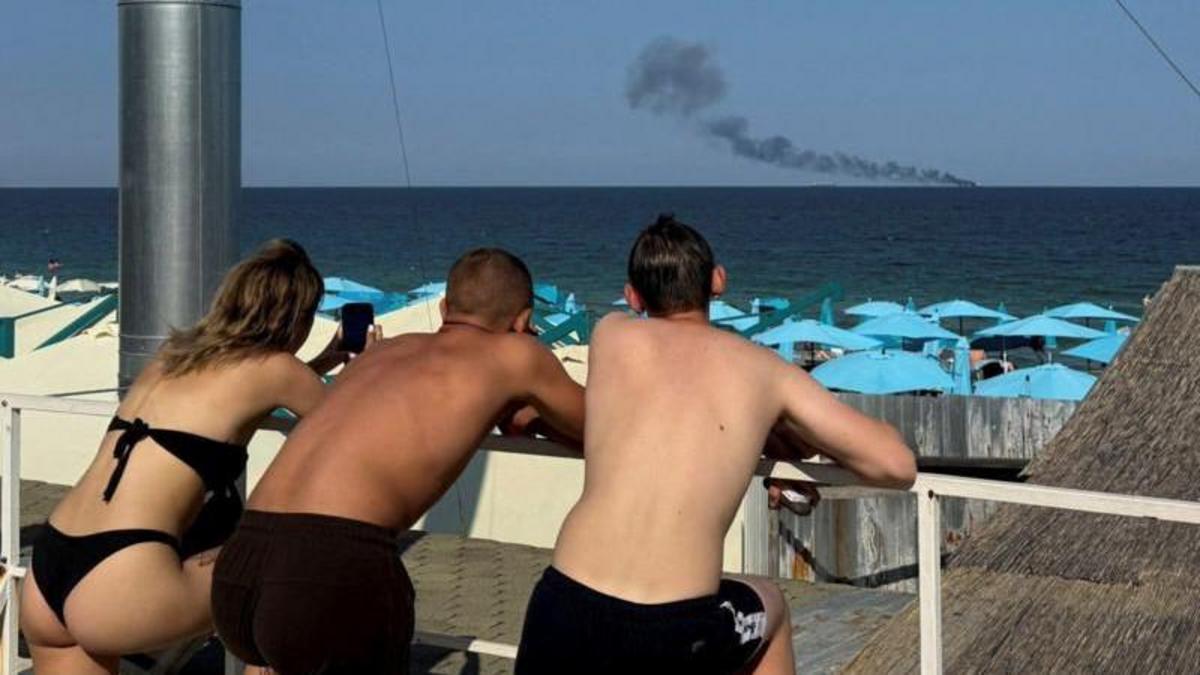 "Todos en la playa miran los misiles en el cielo": el contraste de Odesa, el balneario de lujo de Ucrania donde los turistas conviven con bombardeos diarios