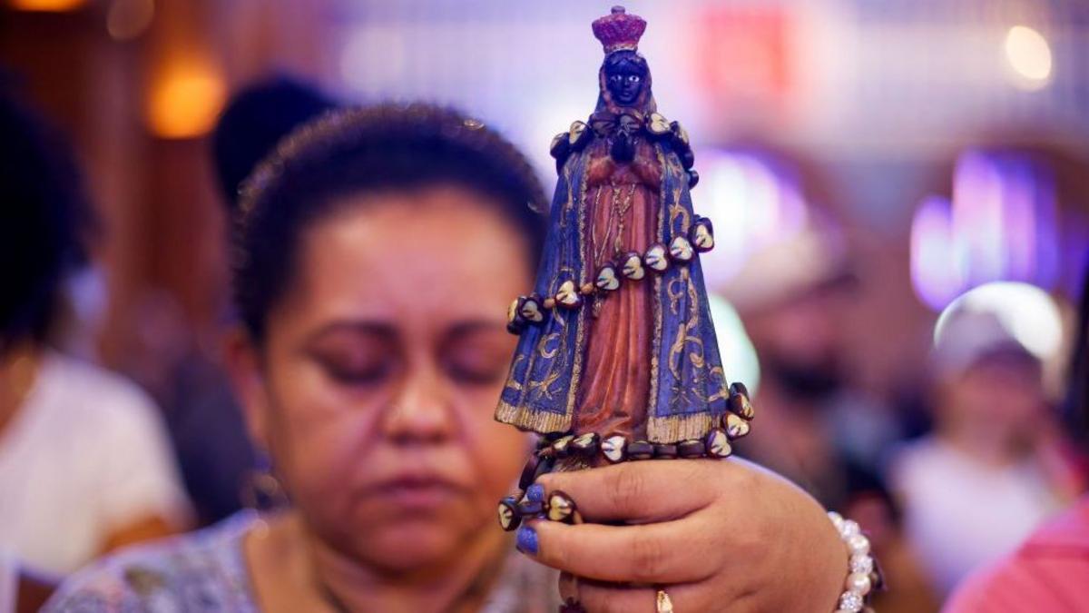 Por qué los católicos votan más a Lula, los evangélicos a Bolsonaro y cómo una polémica por una virgen influye en las elecciones de Brasil