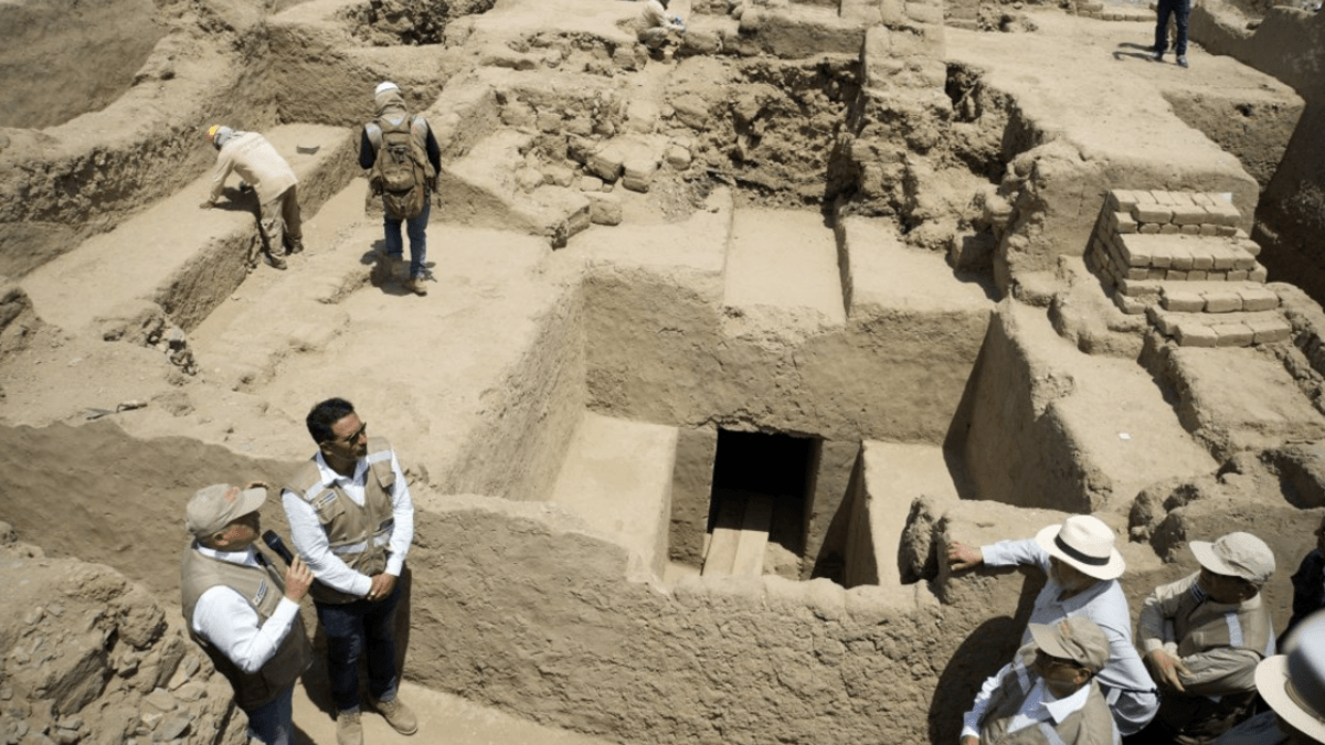 "Fue diseñada para un personaje de la élite": el extraordinario hallazgo de una tumba repleta de reliquias de la antigua cultura chimú en Perú