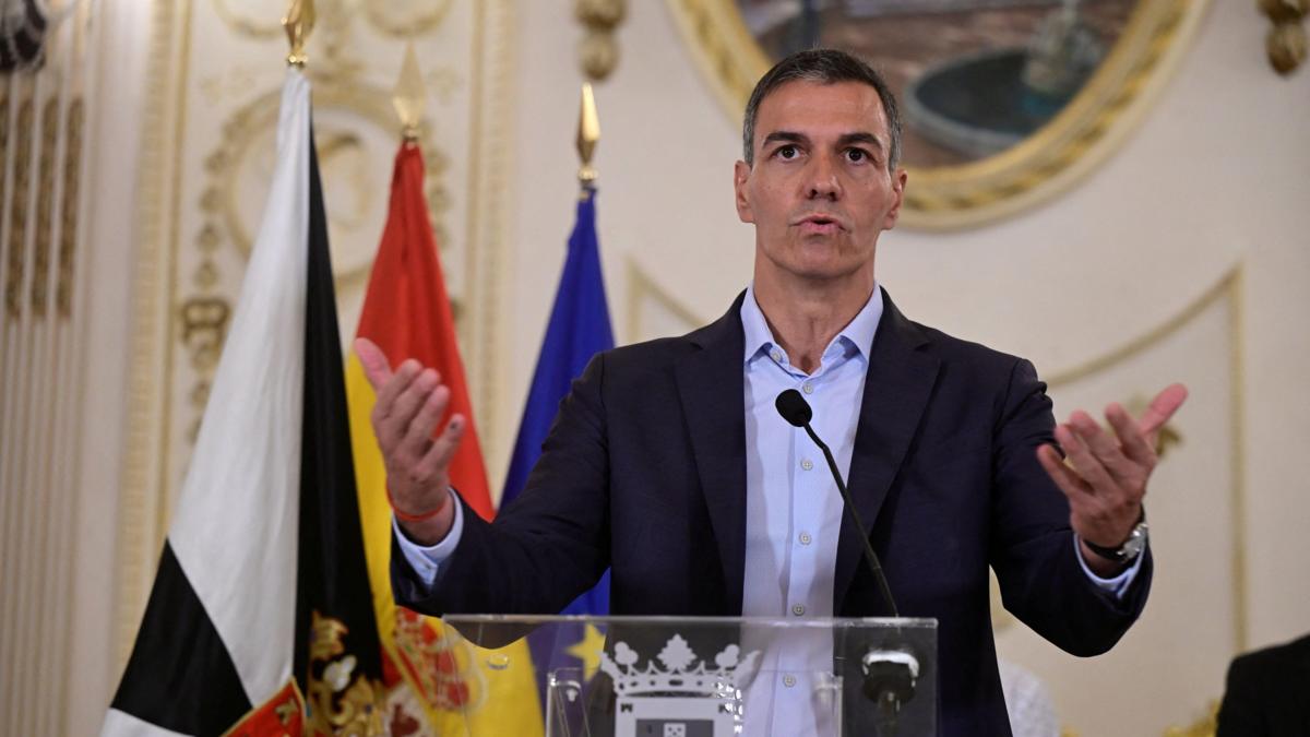 Pedro Sánchez denuncia "una violación de la integridad territorial de España" y culpa a las mafias que trafican con personas de la crisis en Ceuta