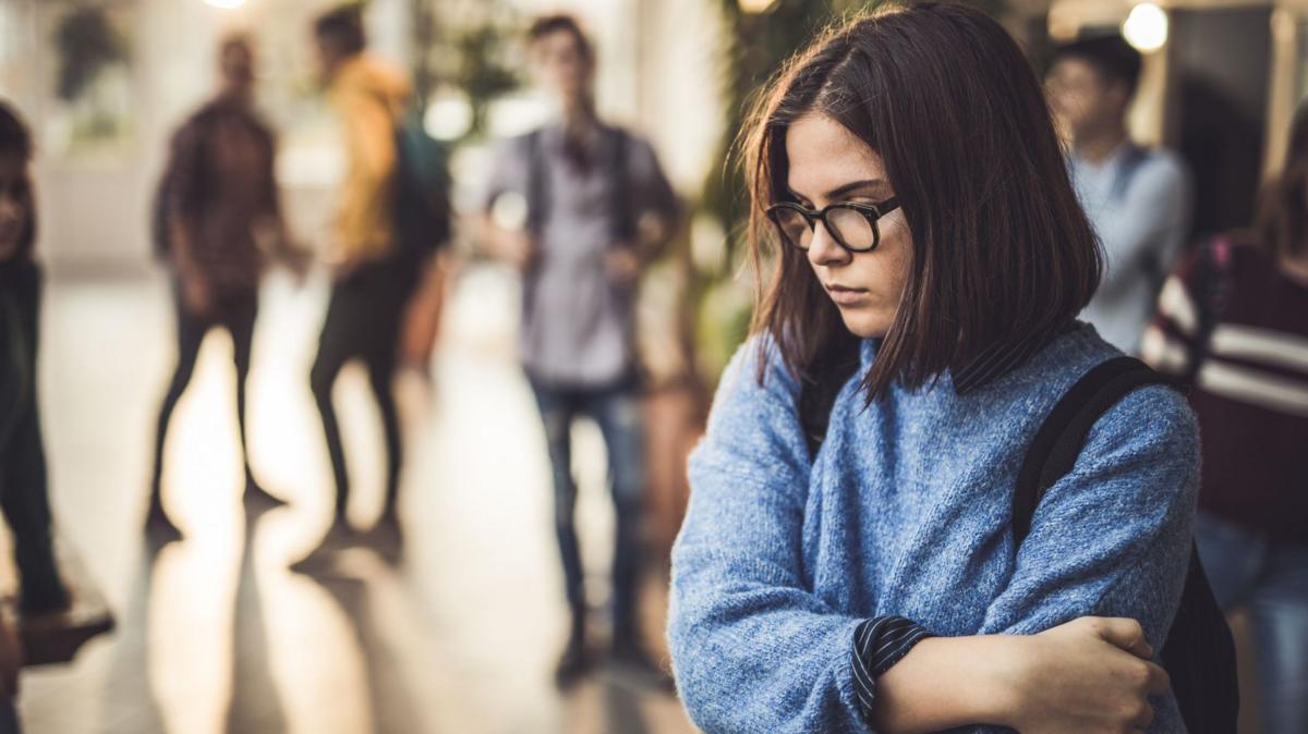 Los hábitos ocultos que empeoran tu ansiedad social (y cómo romperlos)