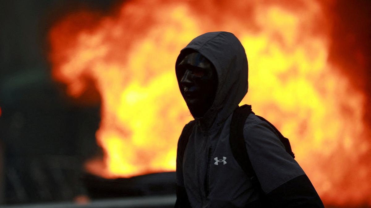 "No hay lugar para la violencia": edificios en llamas, saqueos y más de 1.200 detenidos en multitudinarias protestas en Francia
