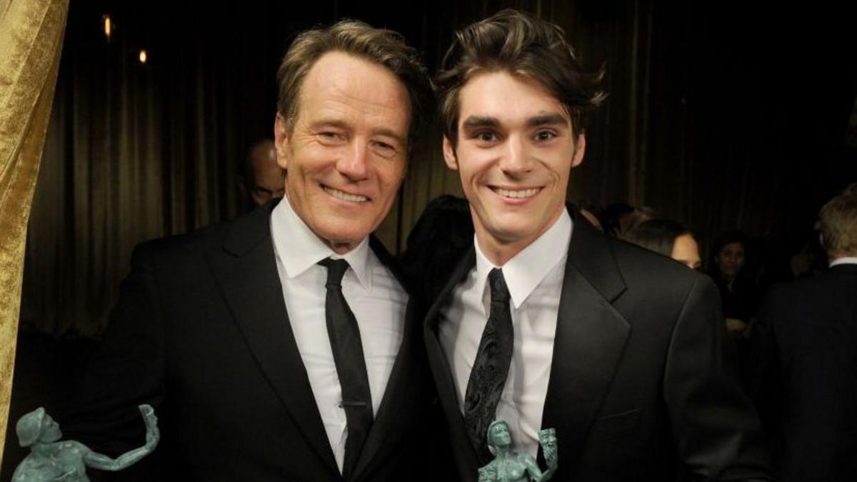 "Te extrañaré, hijo": la emotiva despedida de Bryan Cranston tras la muerte de RJ Mitte, su compañero en "Breaking Bad"