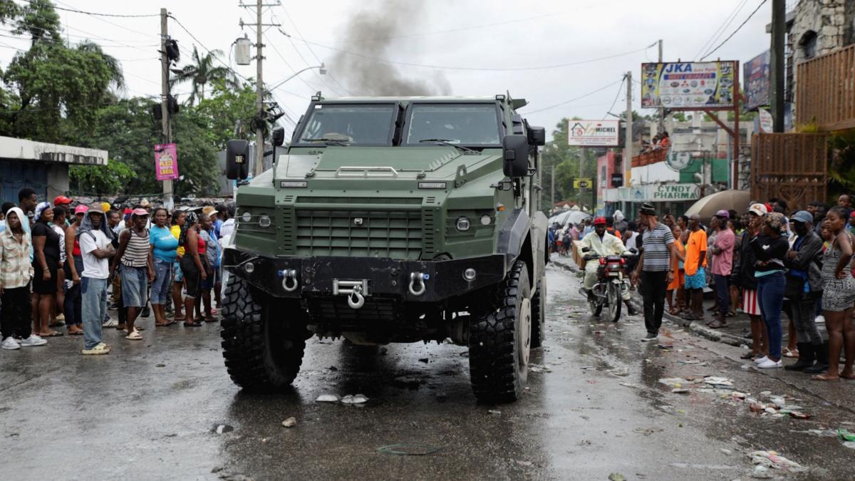El Salvador confirma que envió más de 2.000 soldados a Haití para rescatar a los cuatro militares desaparecidos por las bandas criminales