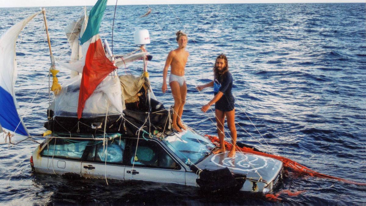 Cruzamos el Atlántico en dos autos flotantes para cumplir el sueño de mi padre