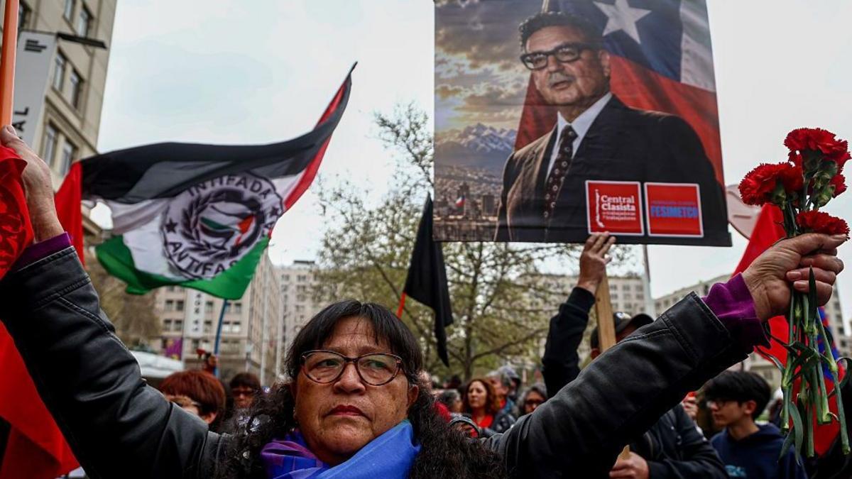 EN FOTOS: Las protestas en Chile tras la decisión de Kast de no realizar ceremonias oficiales para conmemorar el golpe contra Salvador Allende