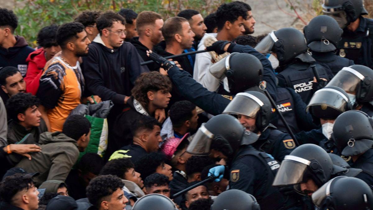 Las imágenes de la tensión durante el intento de desalojo de miles de migrantes de las playas de Ceuta