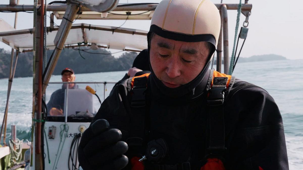 Su esposa fue arrastrada por un tsunami y él lleva años buceando para sentirse cerca de ella
