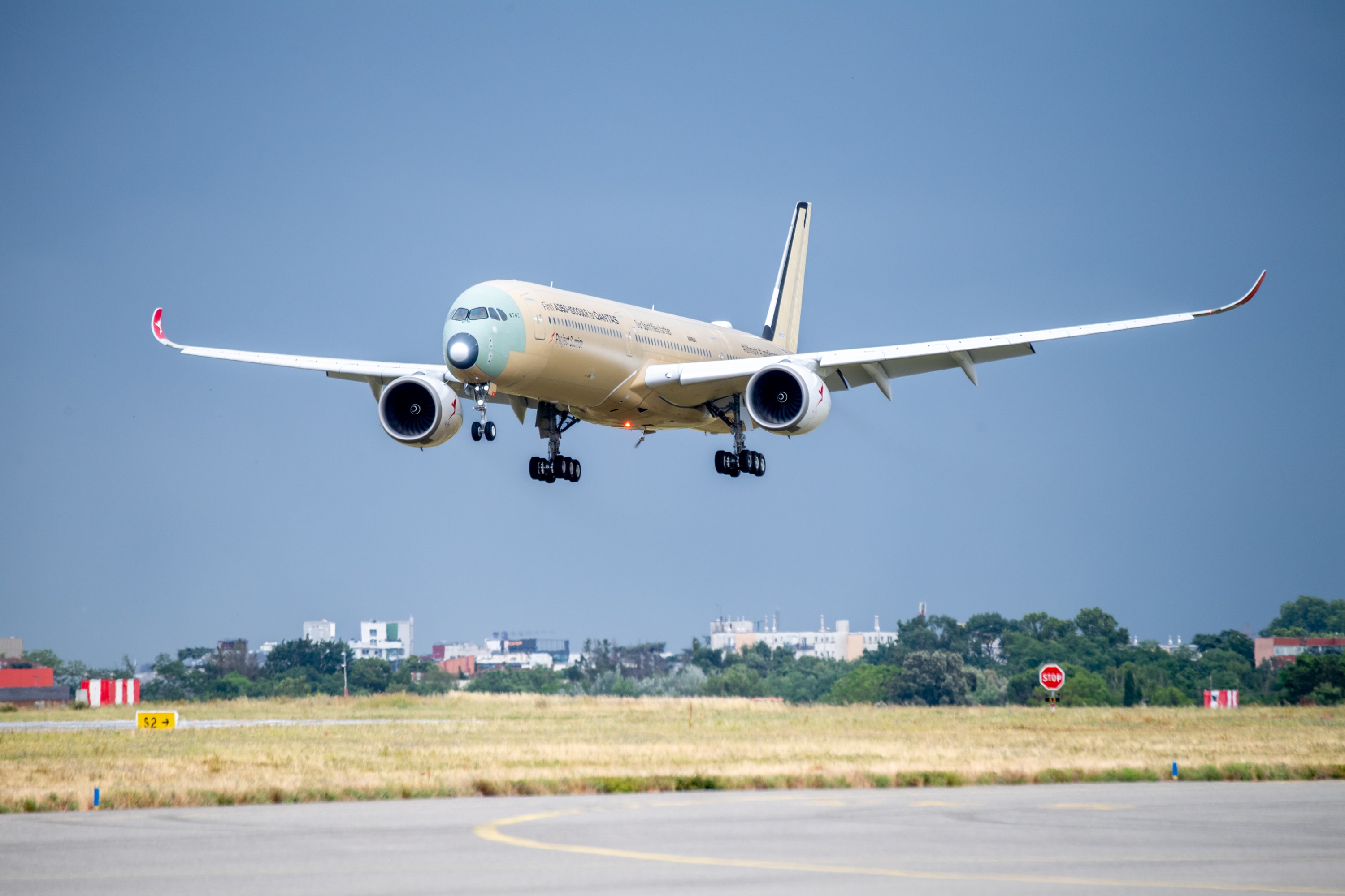 New airliner sets record flying 24 hrs nonstop from Australia to France