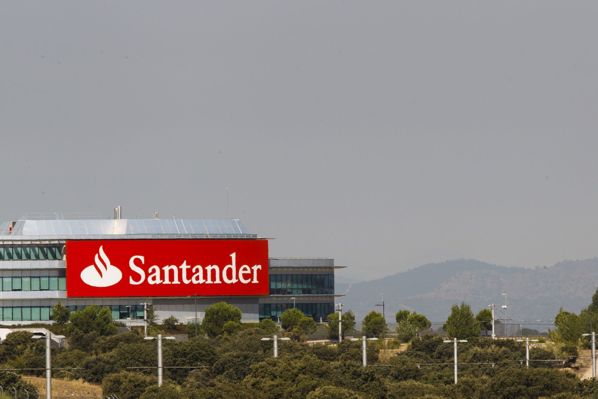 Santander comienza a negociar un ERE en sus filiales tecnológicas