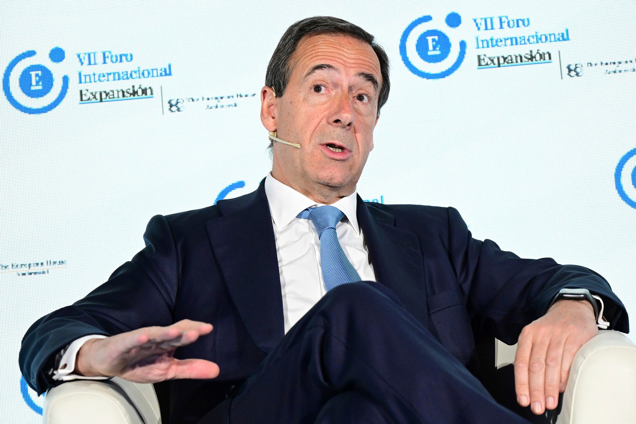 CaixaBank sube al 'top 10' de la banca de inversión que lidera Santander