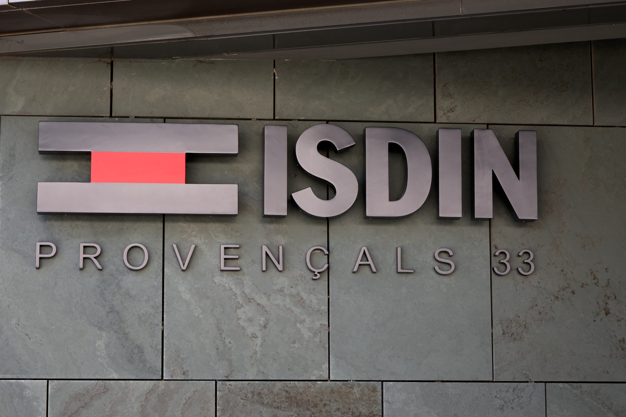 Puig compra el 50% que no tenía de Isdin a Esteve por 1.200 millones