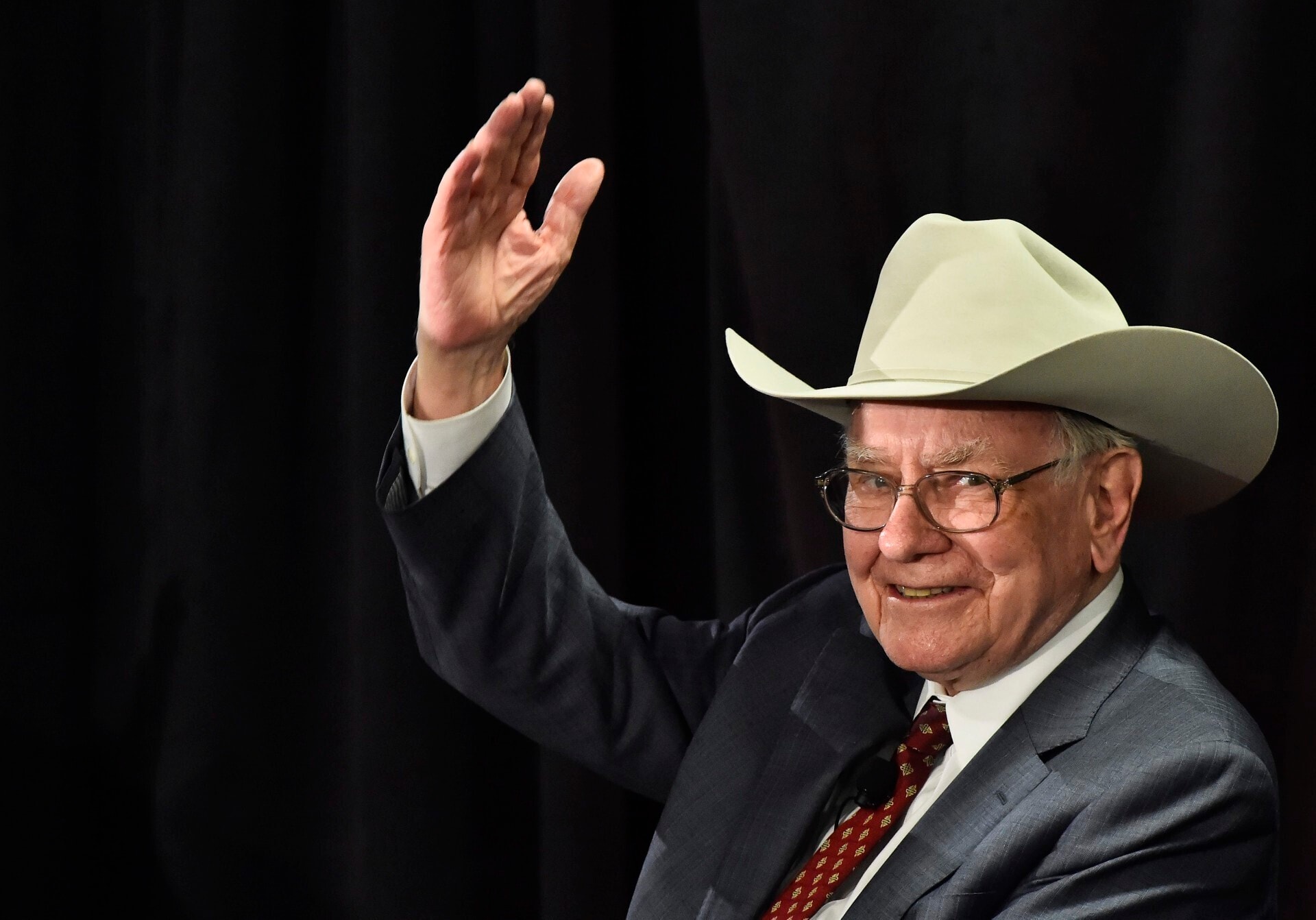 Buffett deja la presidencia de Berkshire Hathaway, que asume su hijo Howard