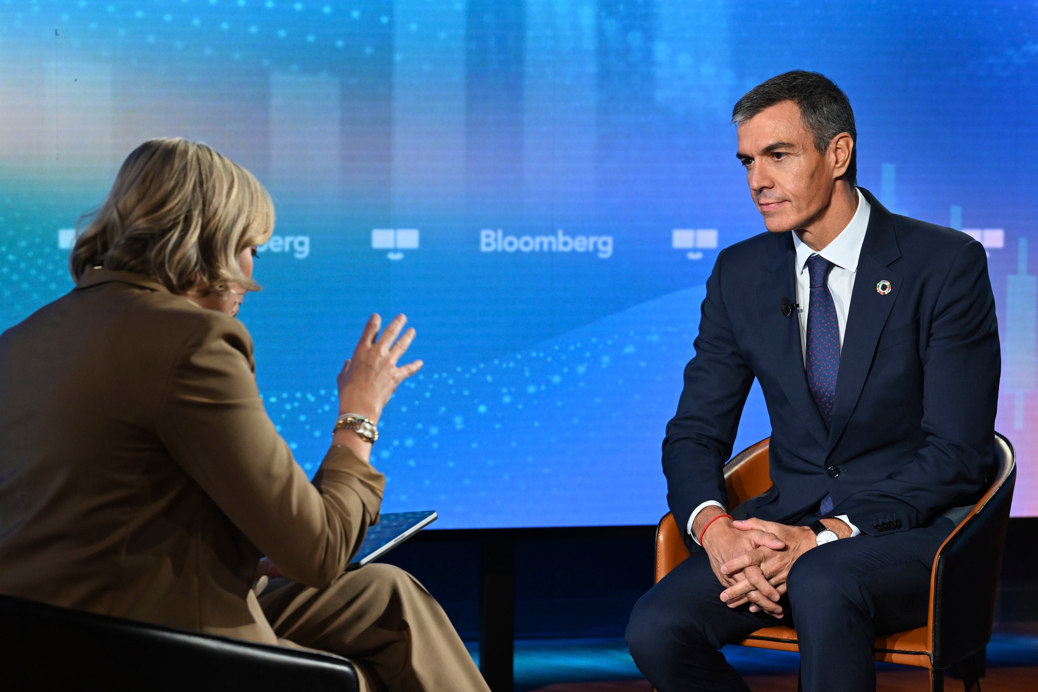 Sánchez oficializa su apoyo a De Cos en la carrera por presidir el BCE