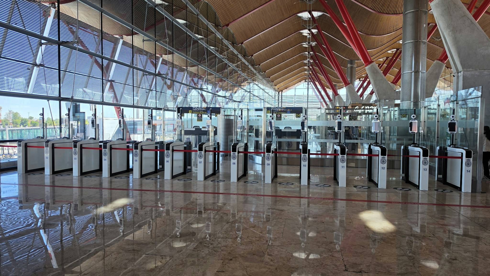 Iberia pide activar un nuevo control de pasaportes en la T4 para ganar vuelos de largo