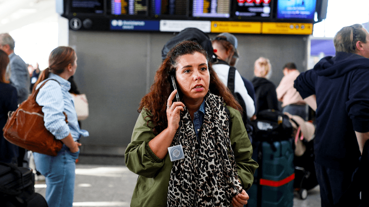 Flight chaos caused by 'millisecond' software defect, report says