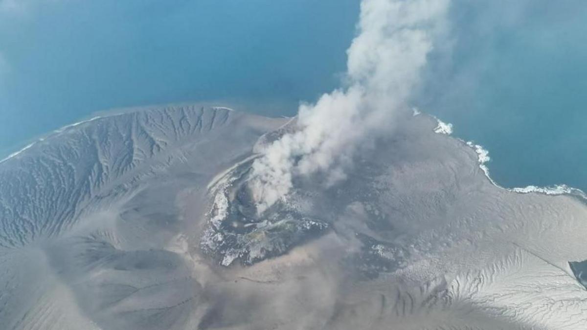 Indonesia volcano eruption leaves 270,000 stranded as airports extend closure