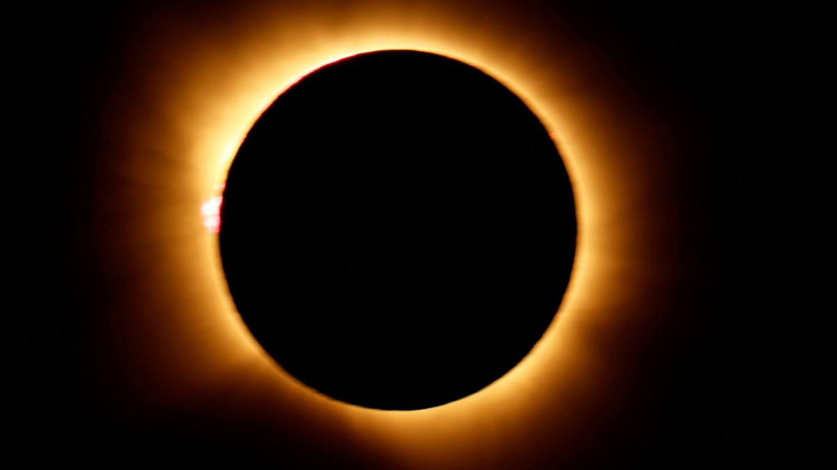 Mira las primeras imágenes del eclipse solar total en nuestra transmisión con los comentarios de expertos