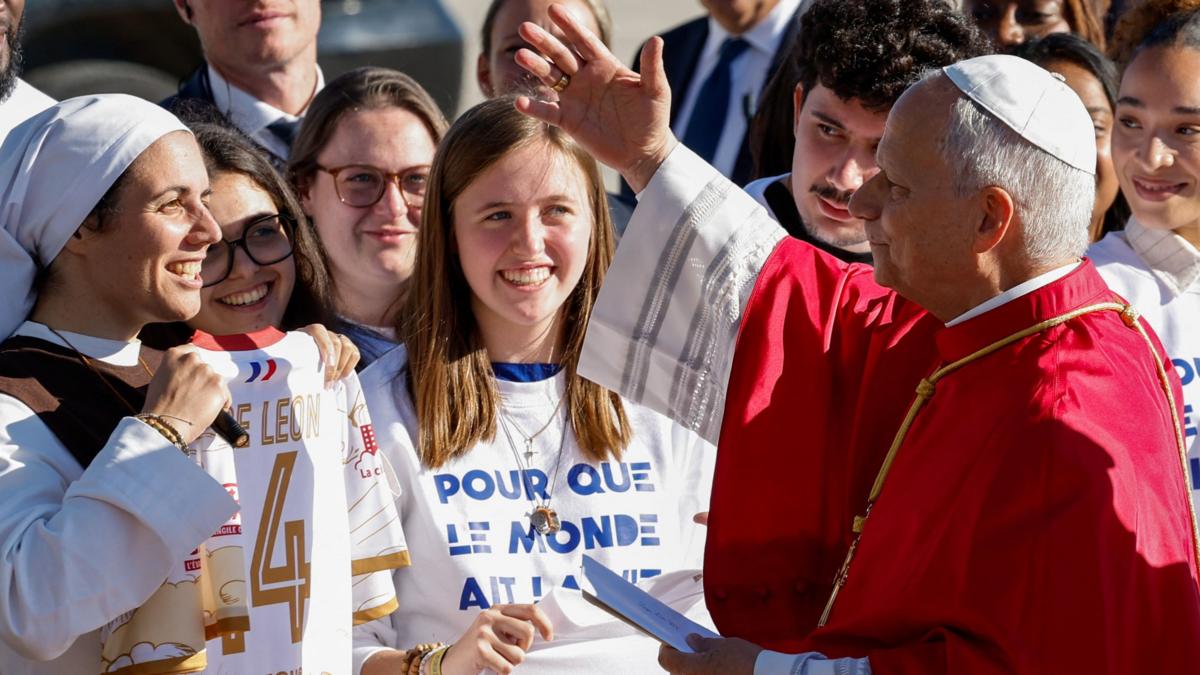 Hundreds of thousands expected in Paris for Pope's visit