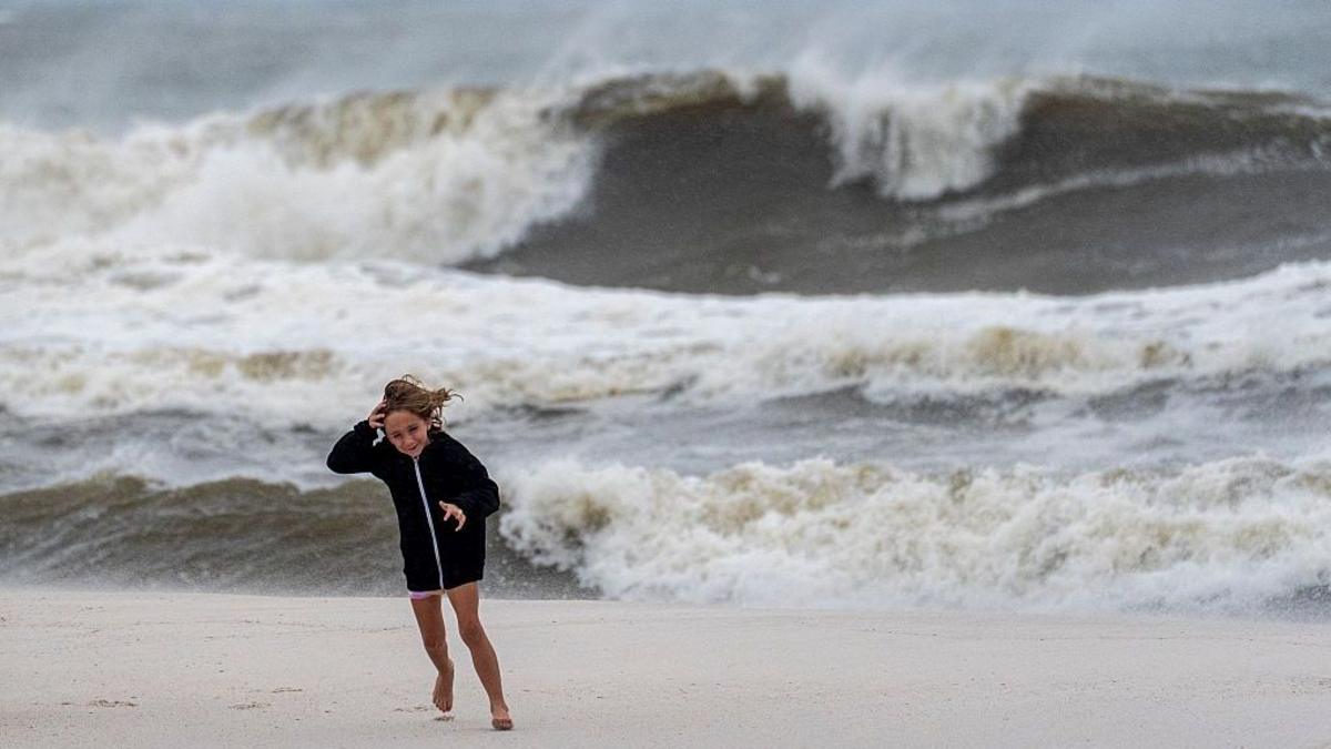 Isaías toca tierra en las costas de Florida como huracán de categoría 2 y se debilita en su avance por el sureste de EE.UU.