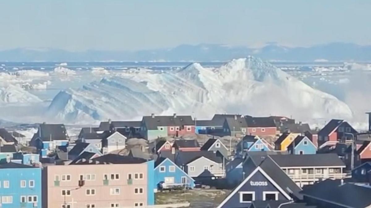 EN VIDEO: El momento en el que un gigantesto iceberg se vuelca frente a la costa de Groenlandia