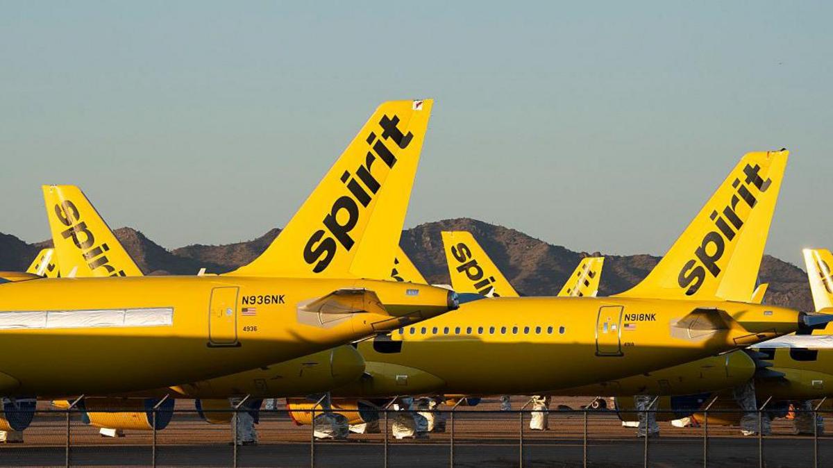 Qué significa para los precios de los vuelos que las aerolíneas de bajo costo estén en crisis