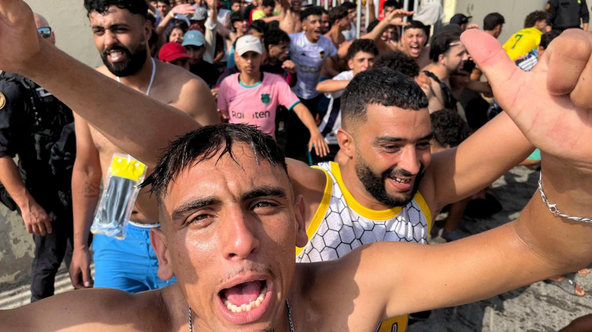 "La situación está fuera de control": el gobierno de España moviliza al ejército ante el cruce de miles de migrantes desde Marruecos a Ceuta
