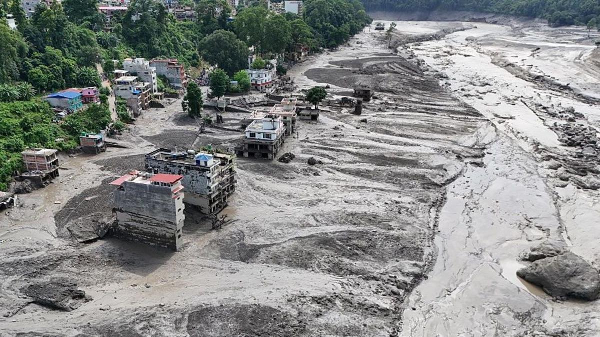 Las impresionantes imágenes de la devastadora avalancha que dejó cientos de muertos y desaparecidos en la frontera de Nepal