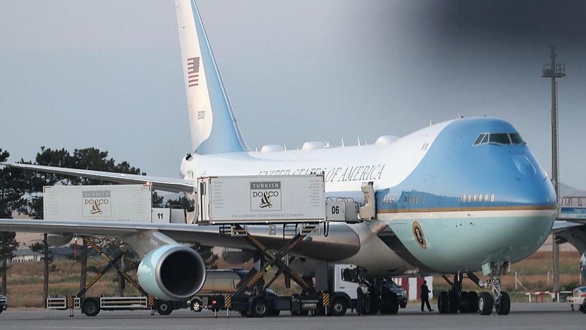 Trump se escondió en un contenedor de comida para cambiar de avión en secreto por una amenaza de Irán, según medios en EE.UU.