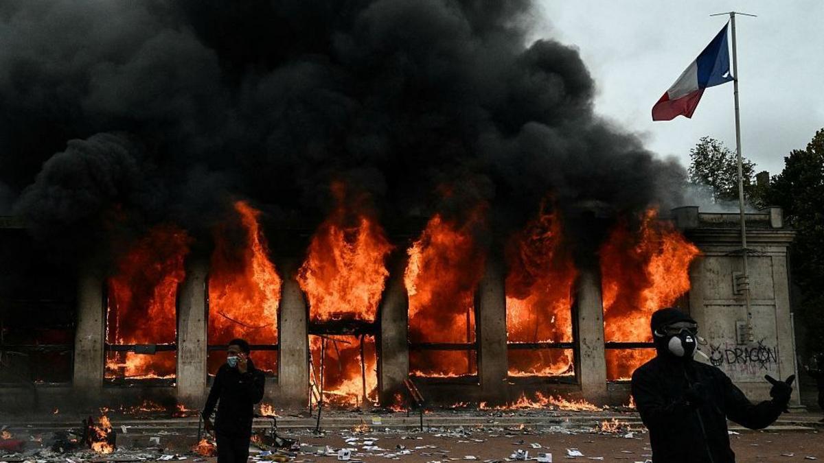 "Día de furia" en Francia: asaltos a edificios y más de 400 detenidos en multitudinarias protestas por la educación y el costo de vida