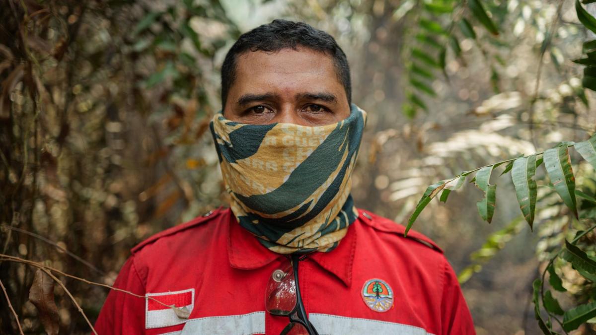 Los voluntarios que arriesgan sus vidas para desactivar las "bombas de carbono" de los catastróficos incendios forestales que azotan Indonesia
