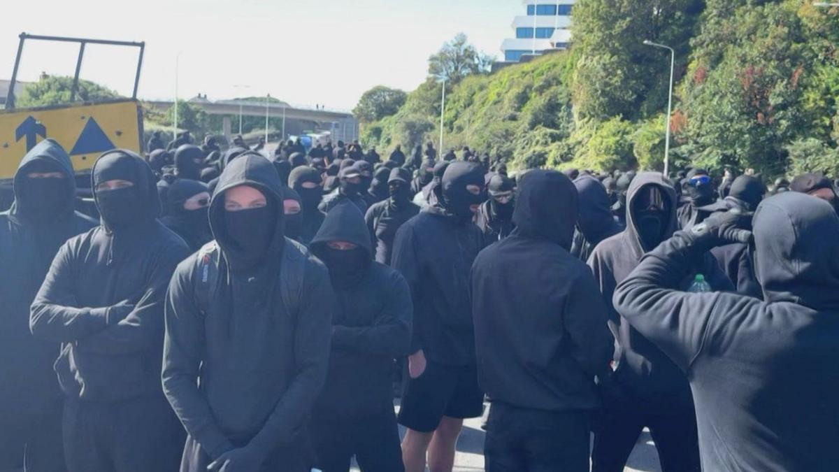 Las nuevas tácticas de intimidación de los grupos antiinmigrantes que preocupan a Reino Unido
