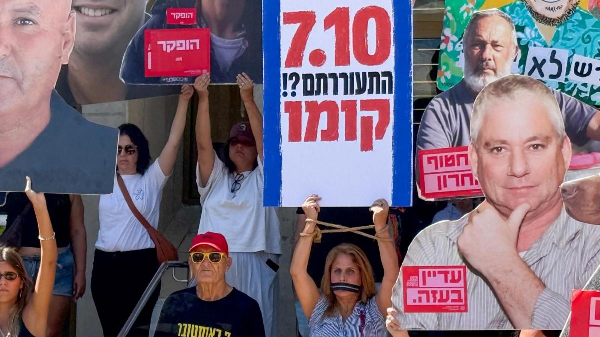 Los israelíes que exigen que se rindan cuentas por los errores del 7 de octubre, tres años después de los ataques de Hamás