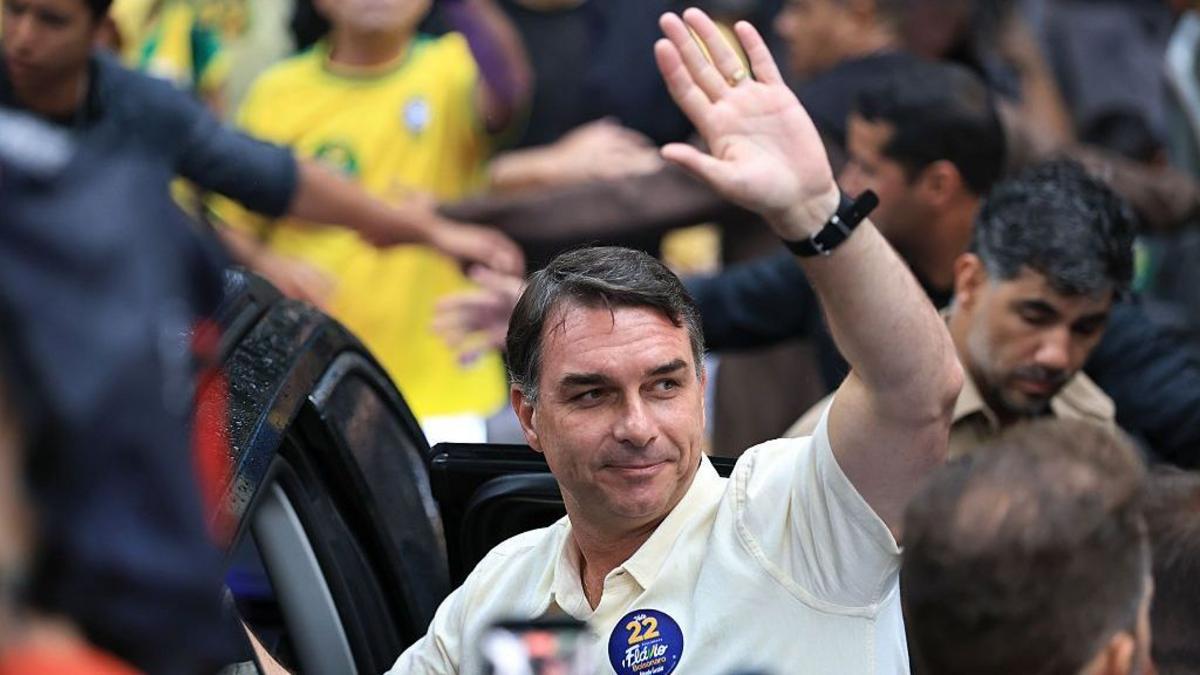 Flávio Bolsonaro denuncia el "robo" de las elecciones sin aportar pruebas y agradece a Milei y Trump por su salida de Brasil