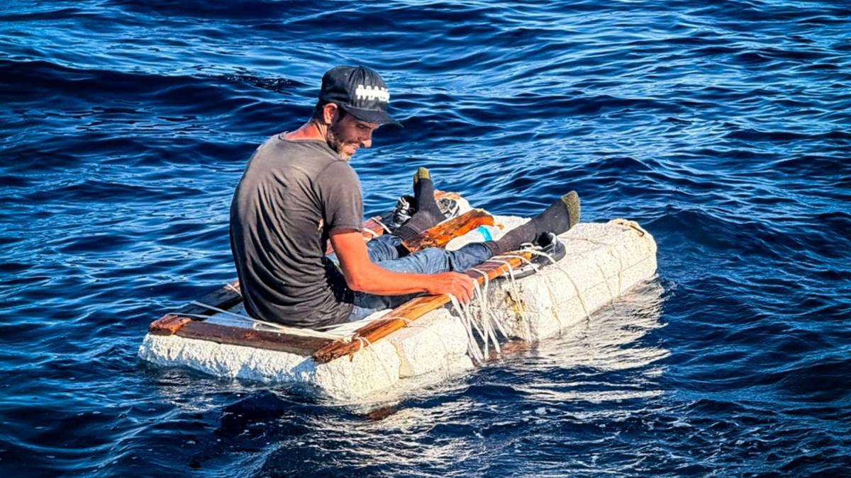 La impactante imagen de un migrante cubano sobre una pequeña balsa improvisada frente a la costa de Florida