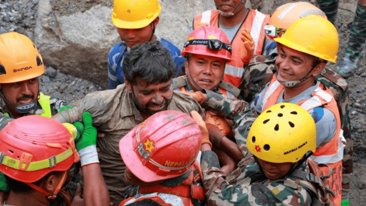 El increíble rescate de dos trabajadores tras 9 días atrapados en un túnel por la avalancha en la frontera entre Nepal y Tíbet