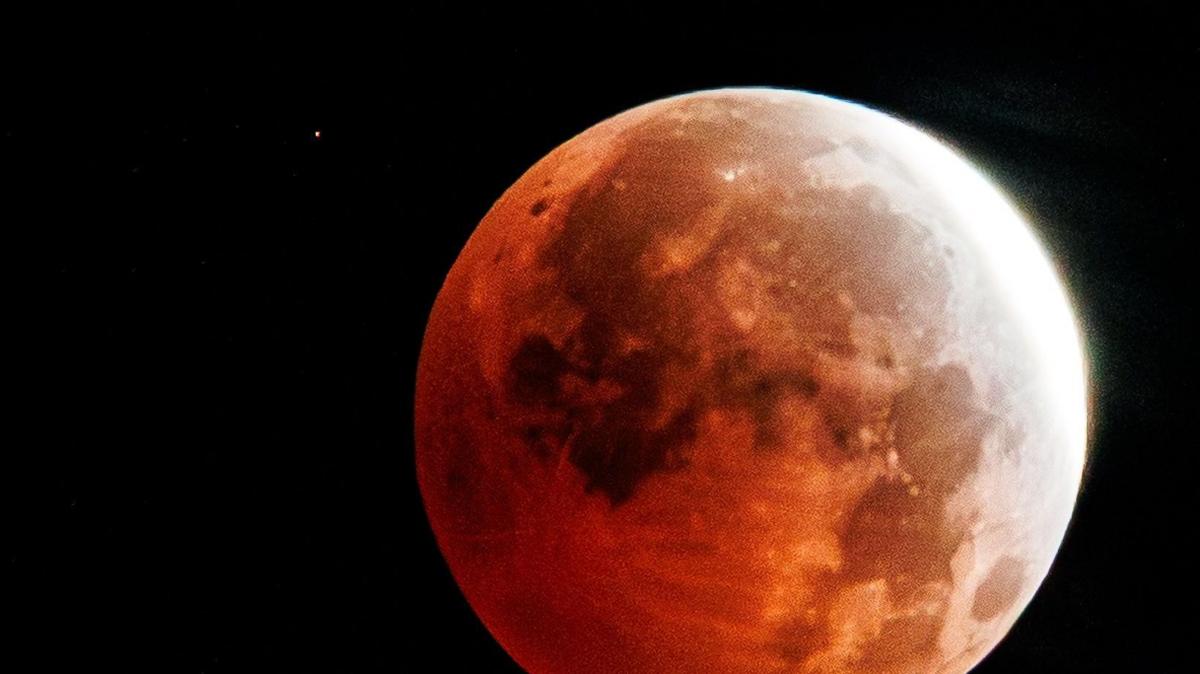 Las hermosas imágenes del eclipse parcial de Luna que se vio alrededor del mundo