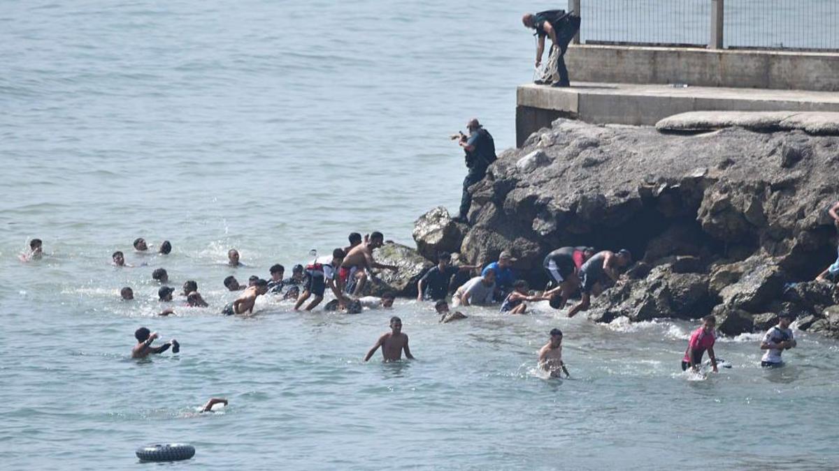 EN VIDEO: el momento en el que cientos de migrantes cruzan a nado la frontera de Marruecos con España