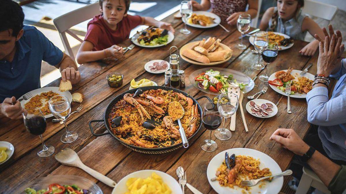 Cuál es la mejor hora para cenar y por qué comer lo mismo tiene un efecto diferente según el momento del día