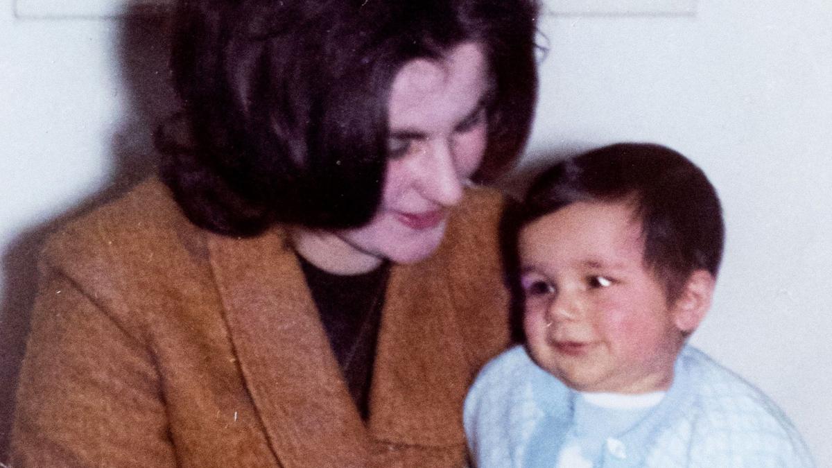 "Me dijeron que jamás lo volvería a ver": las más de 250.000 solteras que fueron forzadas a dar sus hijos en adopción a mediados del siglo pasado en Reino Unido