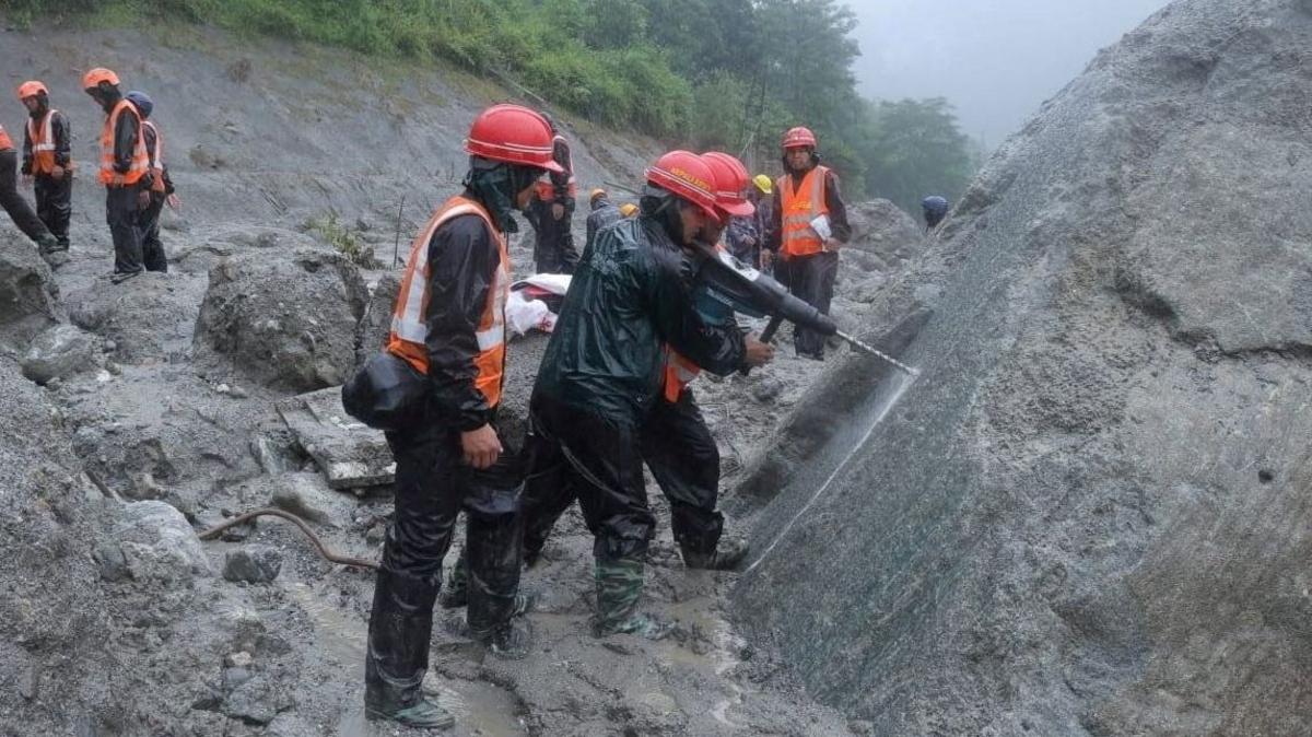La carrera contrarreloj para salvar a más de 900 trabajadores de centrales hidroeléctricas que se cree están atrapados en túneles tras la avalancha que golpeó Nepal y el Tíbet